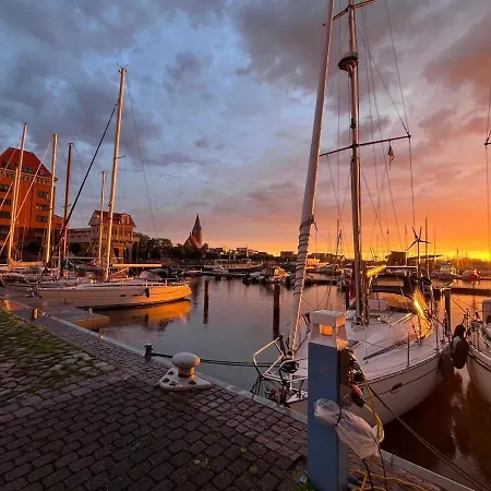 Rosenhaus Naehe Bodden Und Ostsee An Den Kranichfeldern